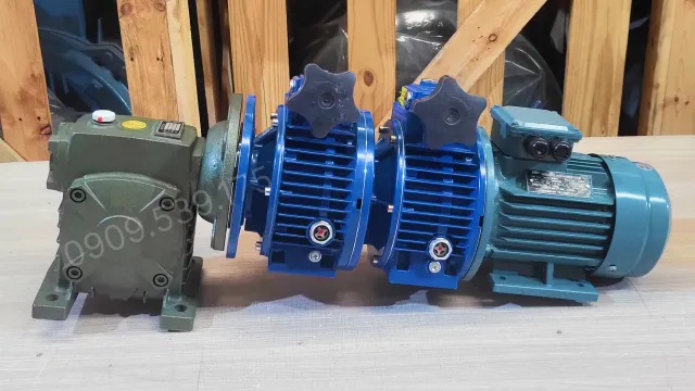 Góc bên phải của Motor giảm tốc 3 cấp (2 UDL 1.5kW và 1 WPDS 100)
