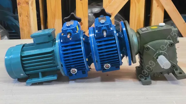 Góc bên trái của Motor giảm tốc 3 cấp (2 UDL 1.5kW và 1 WPDS 100)