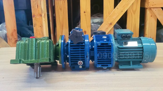Góc bên phải của Motor giảm tốc 3 cấp (2 UDL 2.2kW và 1 WPDX 120)