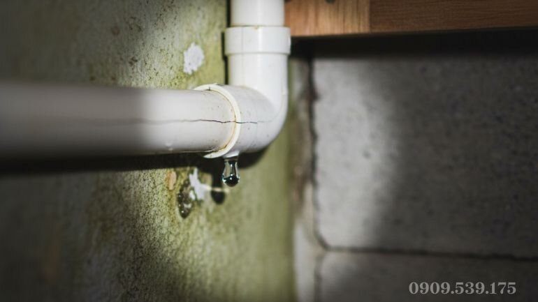 Đường ống nước bị rò rỉ nhỏ làm tụt áp suất khiến máy bơm tăng áp chạy ngắt quãng.