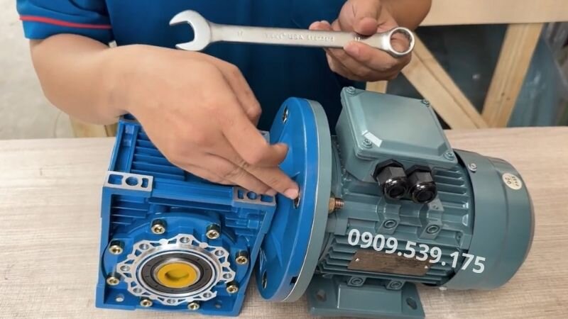 Siết ốc motor điện và hộp số NMRV.