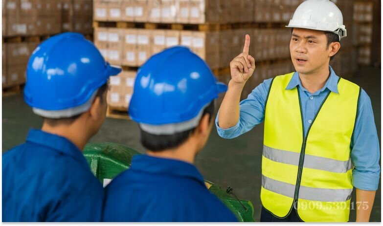 Kỹ sư hướng dẫn nhân viên lý do cần bảo dưỡng hộp giảm tốc ZQ