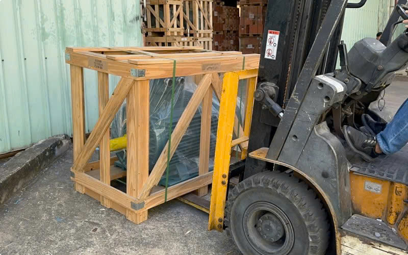 Xe nâng chuyển động cơ điện về kho