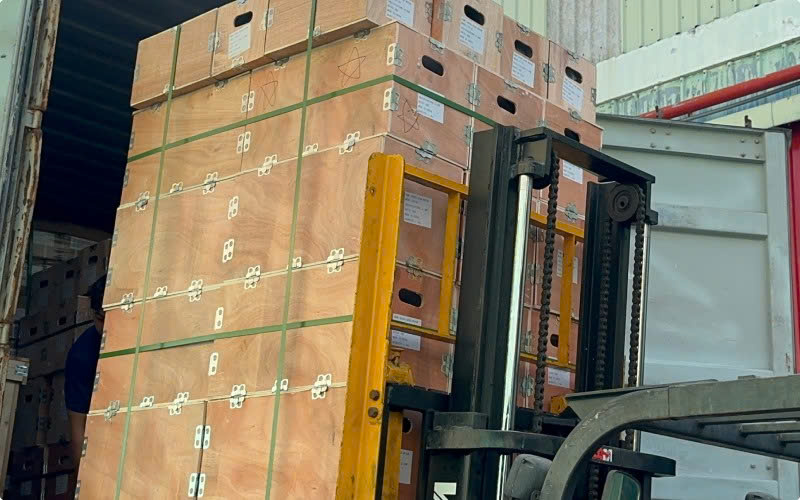 Xe nâng đang đưa hàng về kho