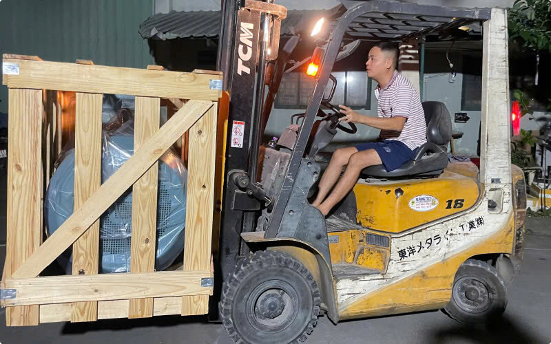 Bạn nhân viên đang đưa hàng vô kho