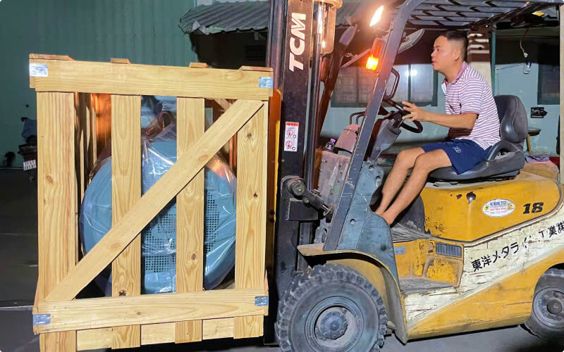 Trên dường đưa hàng về kho