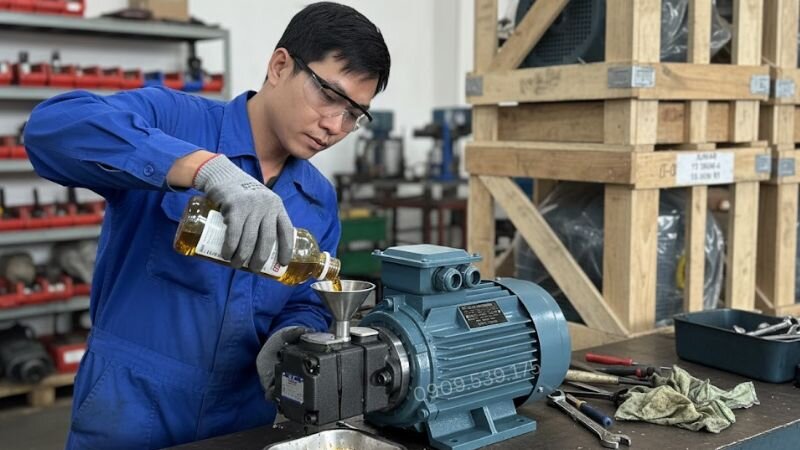 Bảo dưỡng định kỳ cho motor bơm dầu thủy.