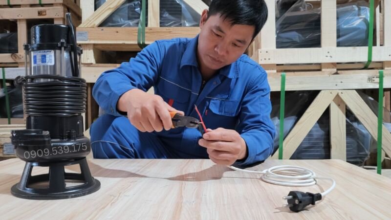Đấu dây cho máy bơm nước tự mồi.
