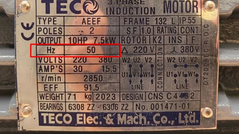 Điện áp và tần số được ghi trên tem của máy bơm nước.