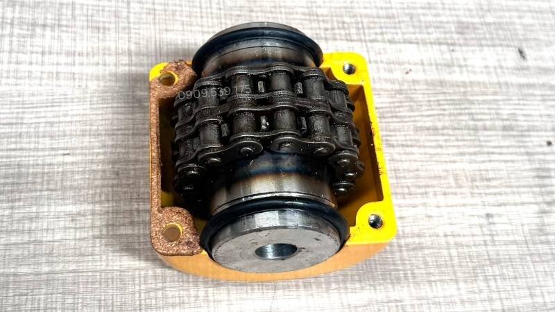 Khớp nối xích giúp phân tán các lực này nhờ vào khe hở đặc trưng giữa các răng bánh xích và mắt xích.