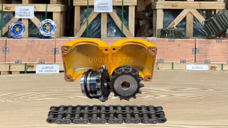 Khớp nối xích gồm hai đĩa xích gắn chặt vào trục động cơ và liên kết bằng xích con lăn để truyền mômen ổn định.