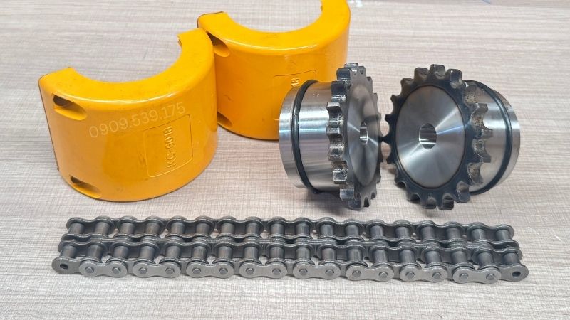 Khớp nối xích là khớp nối cơ khí truyền mô men giữa hai trục nhờ nhông và xích liên kết ổn định.