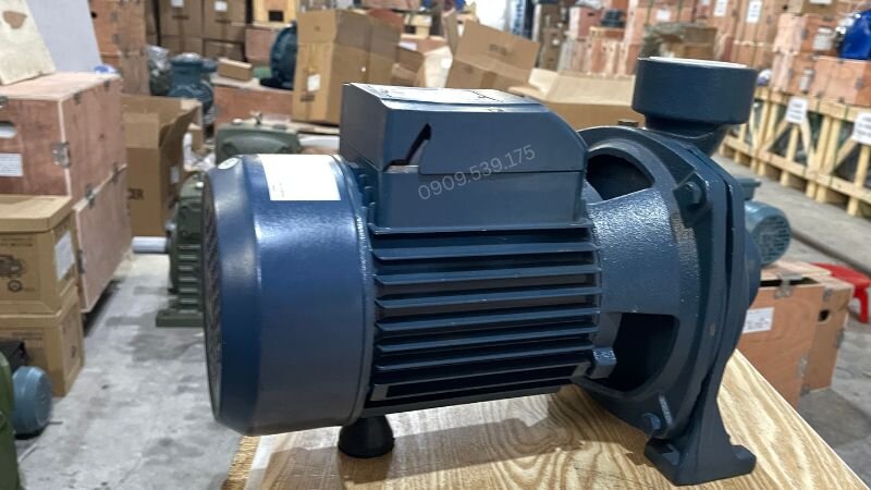 Máy bơm nước ly tâm cấu tạo đơn giản, dễ vận hành, độ bền cao và khả năng xử lý lưu lượng nước lớn.