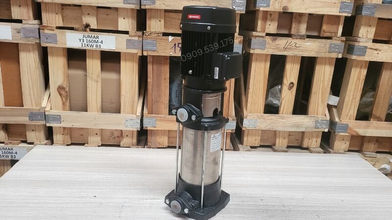 Máy bơm trục đứng thường được kết hợp với motor bơm nước công suất lớn và có khả năng tạo ra áp lực mạnh mẽ.