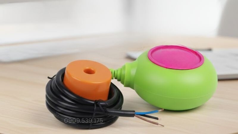 Phao điện tử hoạt động dựa trên công nghệ cảm biến hiện đại, giúp đo mực nước mà không cần các bộ phận cơ khí chuyển động lớn.