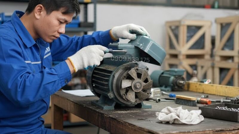 Tháo nắp động cơ vệ sinh motor cánh quạt cho máy bơm dầu thủy lực.
