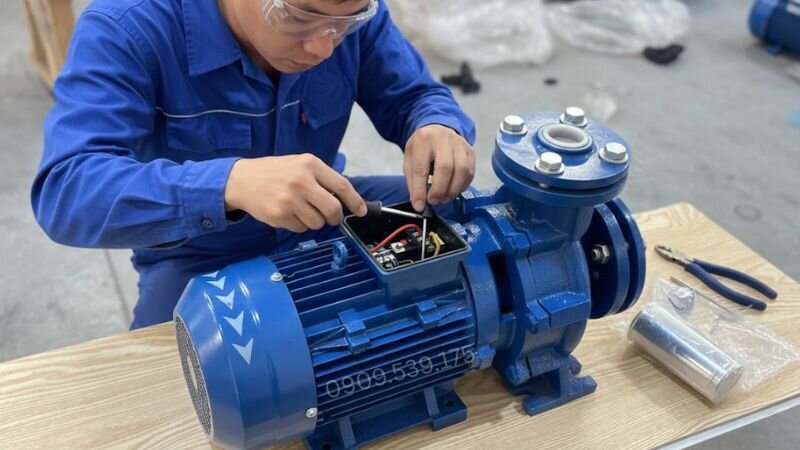 Thay tụ điện mới cho máy bơm nước.