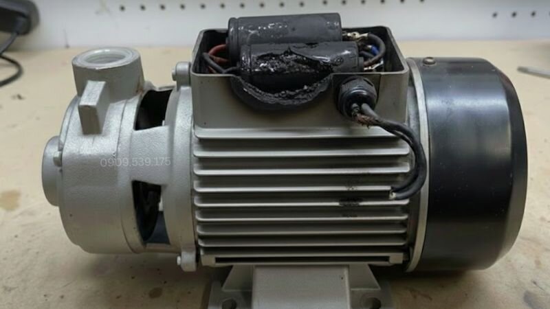 Tụ điện khởi động bị yếu hoặc hỏng máy bơm sẽ khó khởi động và làm cho máy bơm nước kêu ù ù hoặc chỉ hoạt động được một lúc rồi ngắt.