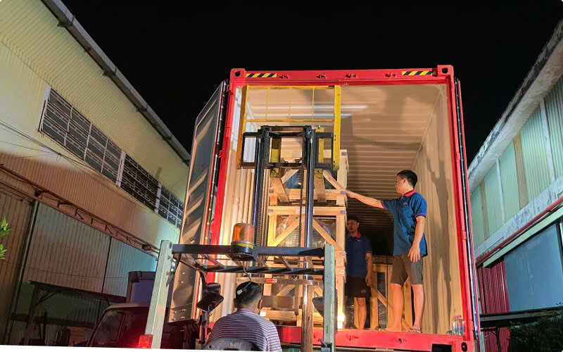 Xe nâng đang di chuyển hàng vô kho