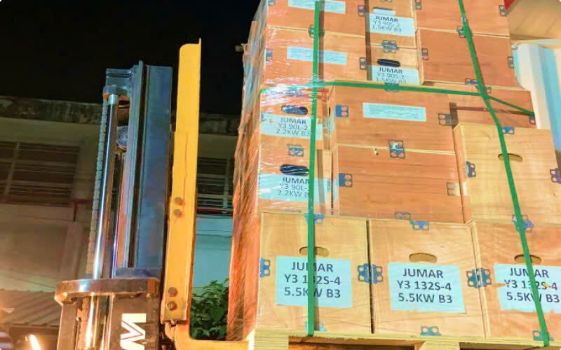 Hàng hoá đang được vận chuyển vô kho