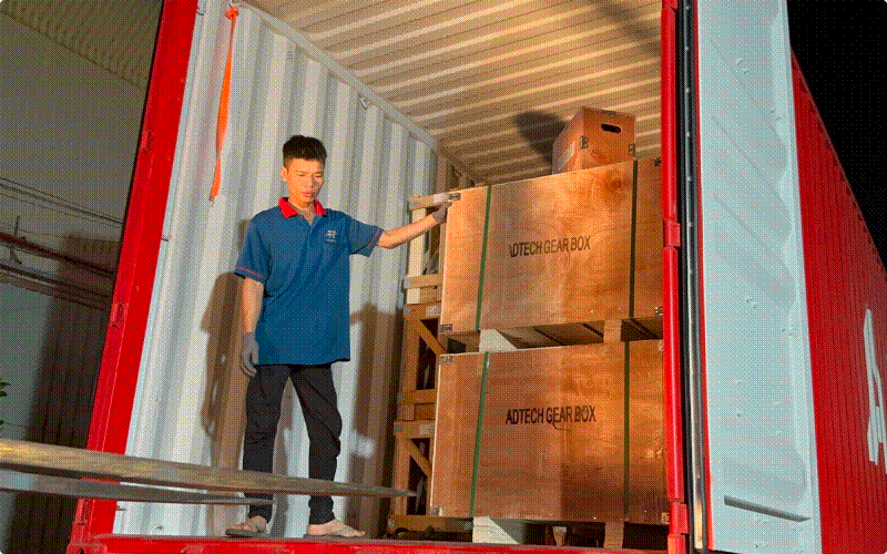 Bạn nhân viên đang chuyển hàng lên xe nâng