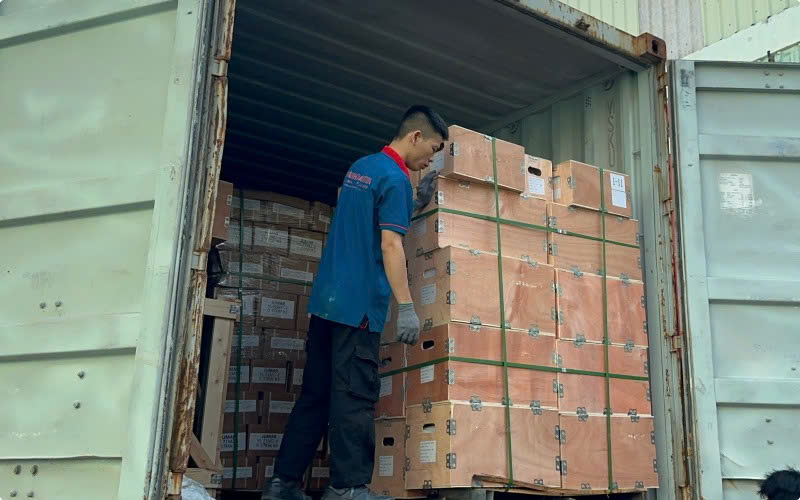 Bạn nhân viên thành Thái Motor đang chuyển hàng về kho 