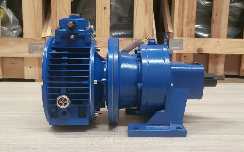 Hộp giảm tốc 2 cấp gồm điều tốc cơ gắn với trục R
