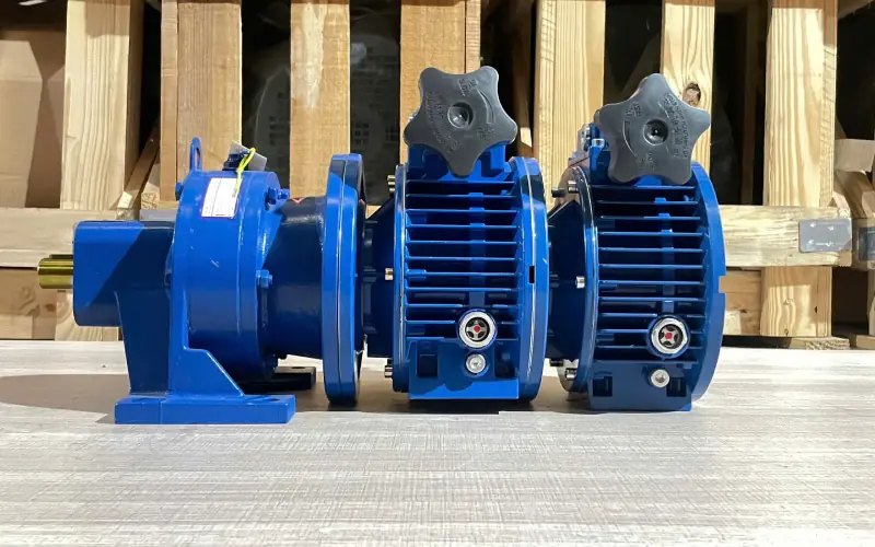 Hộp giảm tốc 3 cấp gắn từ 2 UDL và 1 trục thẳng R