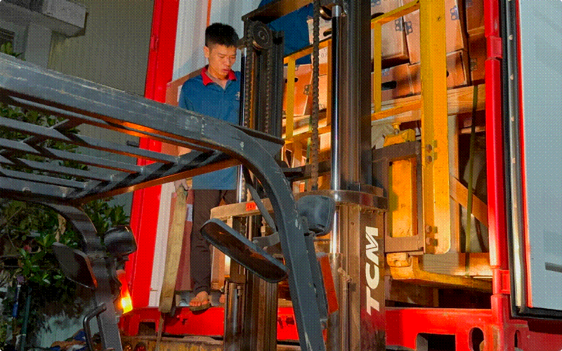 Xe nâng đang đưa hàng về kho 