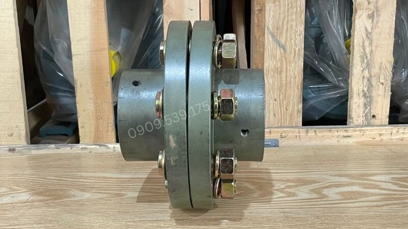 Khớp nối cứng được sử dụng khi yêu cầu độ thẳng hàng tuyệt đối giữa trục motor và trục bơm.