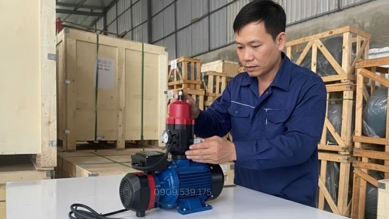 Bảo dưỡng định kỳ như kiểm tra bình tích áp, vệ sinh lưới lọc, kiểm tra phớt bơm và các kết nối điện sẽ giúp bơm vận hành ổn định