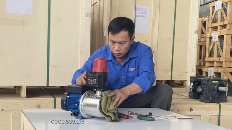 Bảo trì máy bơm tăng áp cho nước yếu để động cơ hoạt động bề bỉ.