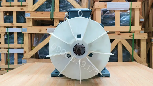 Hệ thống cánh quạt phía sau động cơ điện có phanh 15kW 20Hp