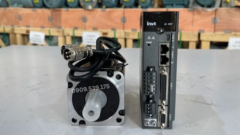 Động cơ servo có khả năng điều khiển vị trí, tốc độ và mô men xoắn chính xác trong hệ thống tự động.