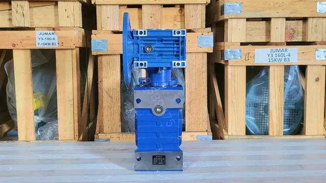 Hộp giảm tốc 2 cấp NMRV 90 - 110 góc nghiêng trái