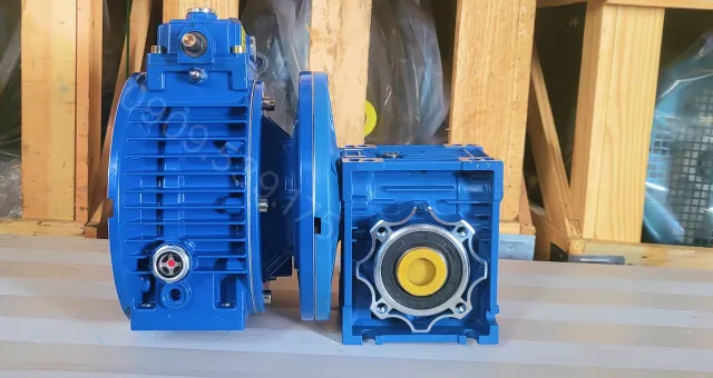 Góc bên trái của Hộp giảm tốc 2 cấp UDL 2.2kW - NMRV 75