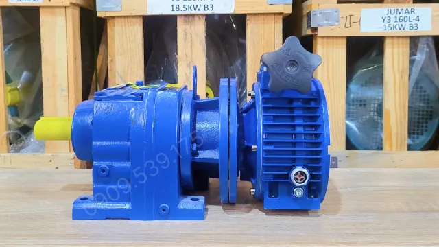 Góc bên phải của Hộp giảm tốc 2 cấp UDL 2.2kW - R67