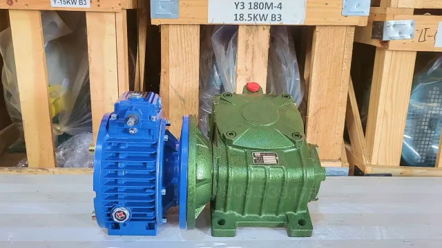 Góc bên trái của Hộp giảm tốc 2 cấp UDL 2.2kW - WPDX 120