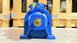 Phía sau là trục của Hộp giảm tốc 3 cấp (2 UDL 0.37kW và 1 Cycloid X0)