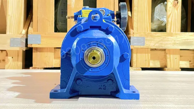 Phía sau là trục của Hộp giảm tốc 3 cấp (2 UDL 0.37kW và 1 Cycloid X0)