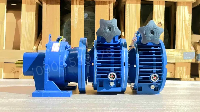 Góc bên phải của Hộp giảm tốc 3 cấp (2 UDL 0.8kW và 1 Cycloid X2)