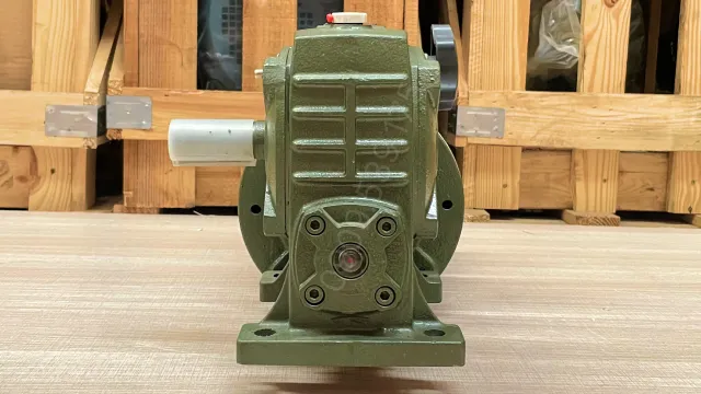 Phía sau là phần trục vít bánh vít của Hộp giảm tốc 3 cấp (2 UDL 1.5kW và 1 WPDA 80)
