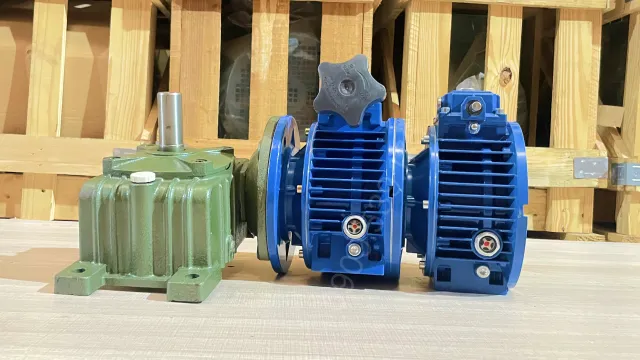 Góc bên phải của Hộp giảm tốc 3 cấp (2 UDL 1.5kW và 1 WPDO 100)