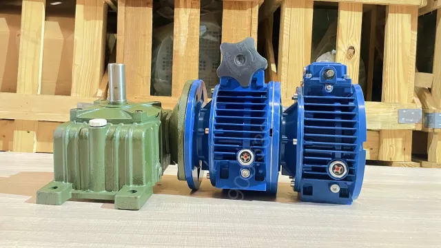 Góc bên phải của Hộp giảm tốc 3 cấp (2 UDL 1.5kW và 1 WPDO 80)