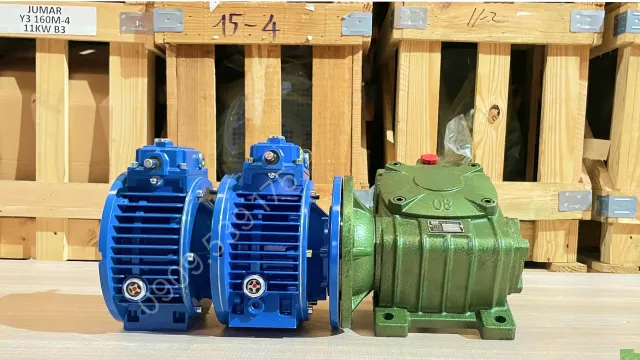 Góc bên trái của Hộp giảm tốc 3 cấp (2 UDL 1.5kW và 1 WPDX 80)