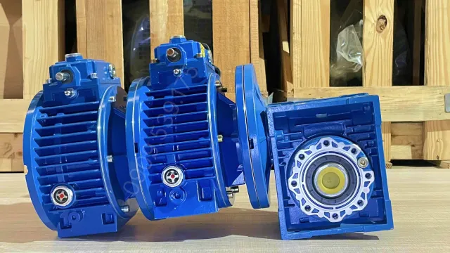 Góc bên trái của Hộp giảm tốc 3 cấp (2 UDL 2.2kW và 1 NMRV 75)