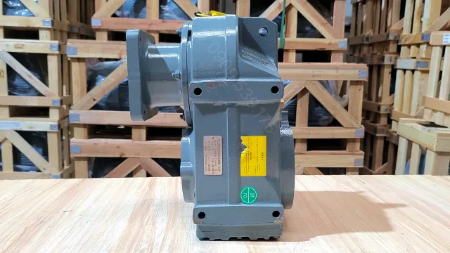 Phía bên trái hộp giảm tốc tải nặng trục song song F 11kW 15Hp