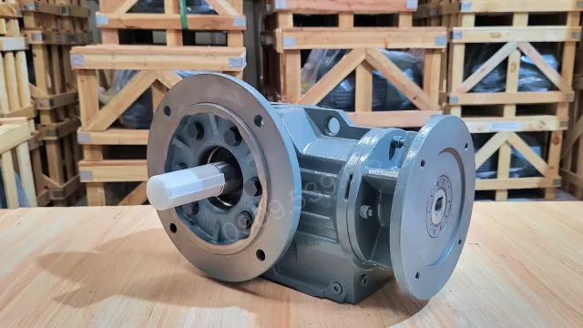 Hộp giảm tốc tải nặng trục vuông góc K 30kW 40Hp chính hãng