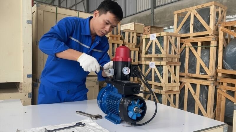 Kiểm tra và bảo dưỡng phớt, cánh quạt.