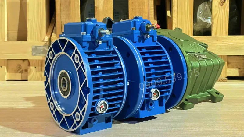 Ứng dụng hộp giảm tốc 3 cấp (2 UDL 0.37kW và 1 WPDX 60)